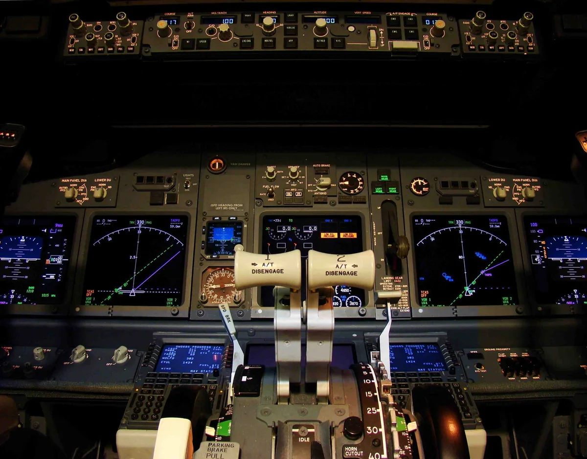 Contamination on internal assemblies of a B747 DU-7000 display unit